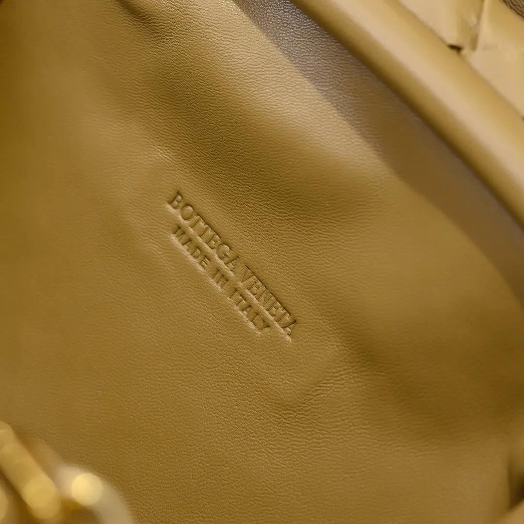 Batch 2260 Bitters Venetia 2024 summer series brings Lauren 1980 handbags back to the public eye. The design of the bag is inspired by ancient Roman architecture. It uses the brand's iconic Intrecciato lambskin woven bag body with a hard frame. No logo can be seen on the whole bag. It is equipped with a leather woven metal chain. When using it as a clutch, just put the chain directly in the bag ~ showing an elegant and timeless style. Decades later, when Lauren Hutton once again walked on the Bottega Venetia spring and summer show with this bag, the charm of the year still remains intact despite the passage of time. Size: 31.5*16.5*11 Style No.: 5807